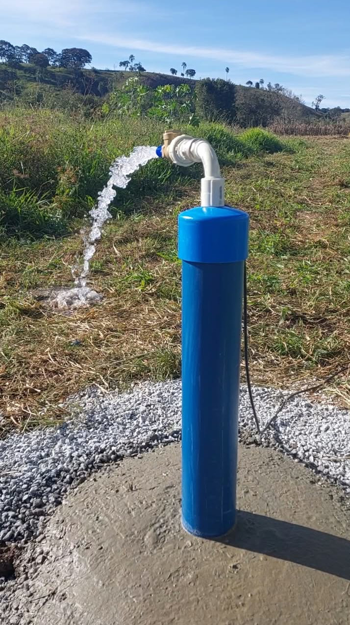Bomba submersível e painel de controle para poços