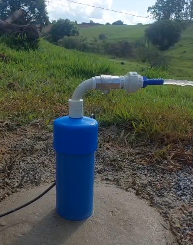 Bomba submersível e painel de controle para poços