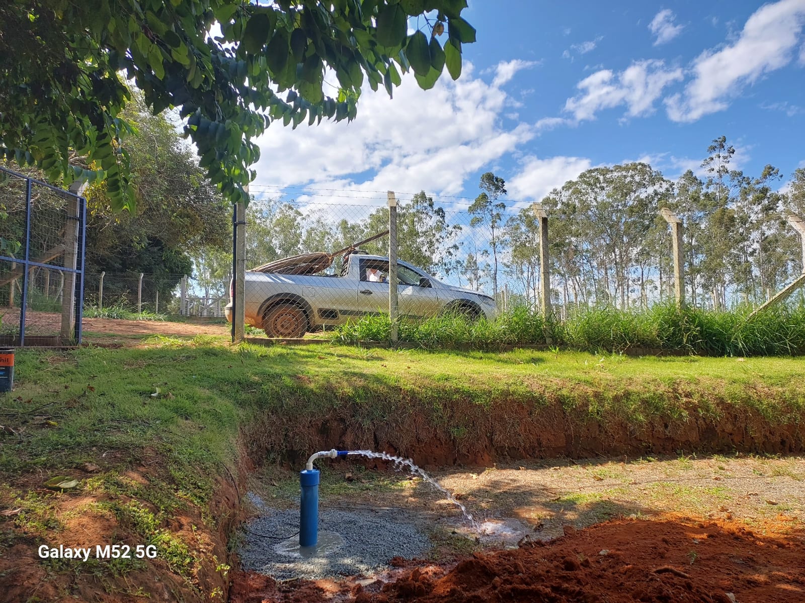 Técnico realizando manutenção e teste de vazão em poço